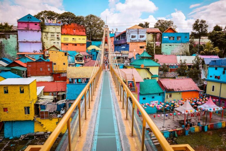How A Slum in Java Became The Rainbow Village